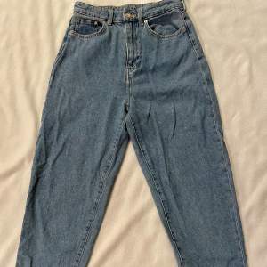 Snygga mom jeans som är perfekt som basplagg. Använda men i bra skick och sann i storleken. 