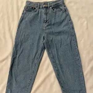 Snygga mom jeans som är perfekt som basplagg. Använda men i bra skick och sann i storleken. 