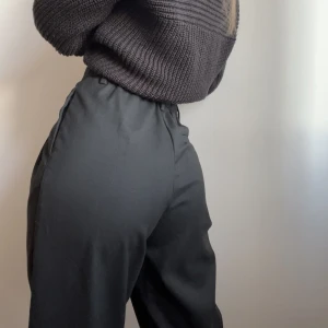 Svarta kostymbyxor från Monki  - Svarta kostymbyxor från Monki, provade några gånger men har lappen kvar.  Storlek 32, skulle passa 34. Har fickor! 