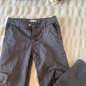 Lågmidjade cargobyxor - Säljer dessa fina cargobyxor eftersom dem tyvärr blivit försmå för mig som bär S i byxor❤️ Så dessa skulle passa XS till S beroende på hur man vill att dem sitter😍🥰PRIS KAN ALLTID DISKUTERAS