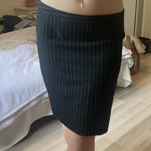 Kostymkjol (randig) - Svart Kostymkjol med vita ränder, knälång, lågmidjad