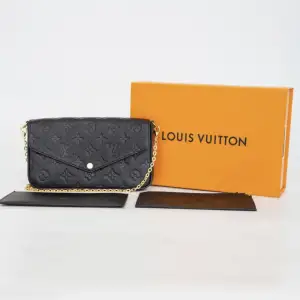 Säljer min Louis Vuitton felicie väska som är i väldigt fint skick, har användt den men väldigt försöktigt. Hör av er vid intresse eller fler frågor, äkta! Allt ingår på bilden
