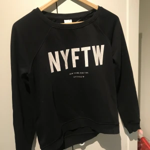 Svart Sweatshirt  - Sweatshirt från Gina Tricot i bra skick!