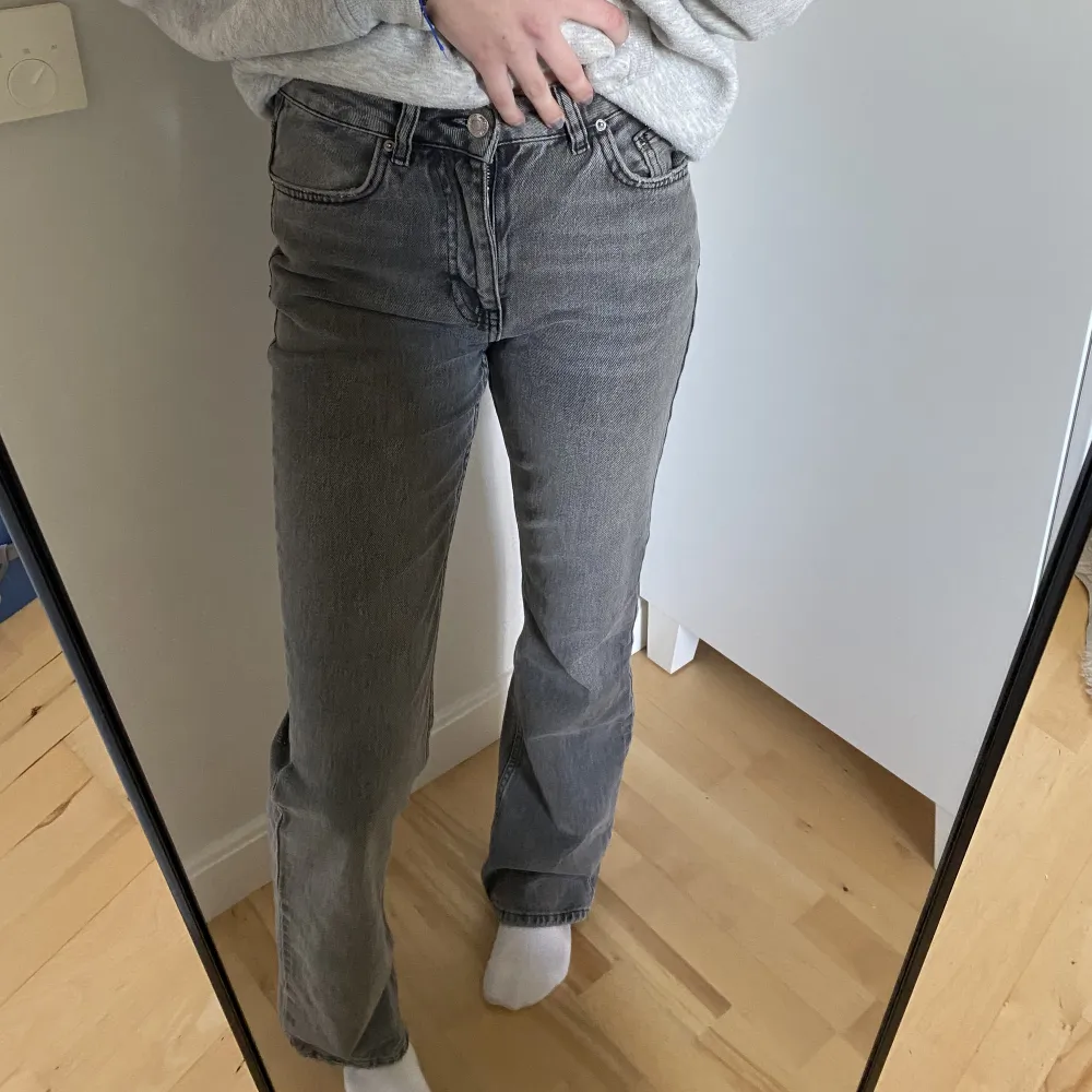 Jättebra gråa jeans från Gina tricot. Passar till mycket. Inte min stil där av säljer jag de. Fint skick använd endast få gånger. Strl 34. Säljer för 150kr+ eventuell frakt. Kan hämtas i Karlstad . Jeans & Byxor.