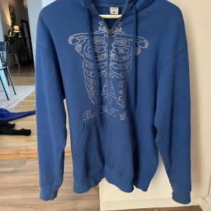 Blå ziphoodie - En superfin ziphoodie i jättebra skick, säljer då jag vill ha en i s istället