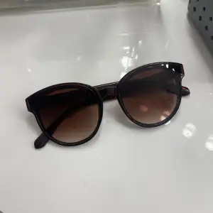 Solglasögon från bikbok, sparsamt använda men bra skick!💕