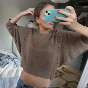 Stickad tröja! - Super cool stickad tröja med läder söm fram och bak