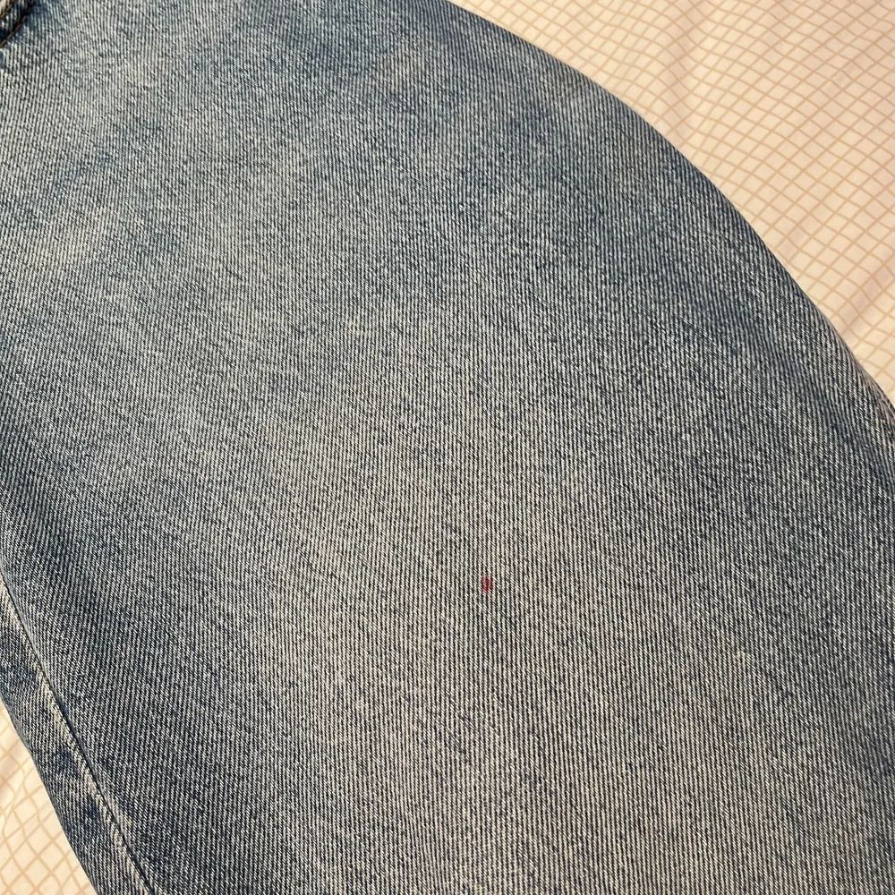 Säljer mina weekday jeans eftersom att jag rensar garderoben. Fläckfria och oslitna förutom en liten röd fläck från en tuschpenna men knappt något man tänker på. Ny pris 600 , Jeans modellen säljs inte längre   W28 L30   🛑Kom med prisförslag . Jeans & Byxor.