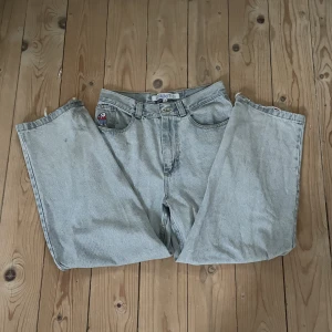 Ljusblå polar jeans - Säljer mina polar jeans i modellen big boy. De har tyvärr slitits längts ner på byxan av att de har släpats i marken samt ett litet hål nära fickan, se bild. Kan därav diskutera pris. Nypris är ca 1200 kr.💕