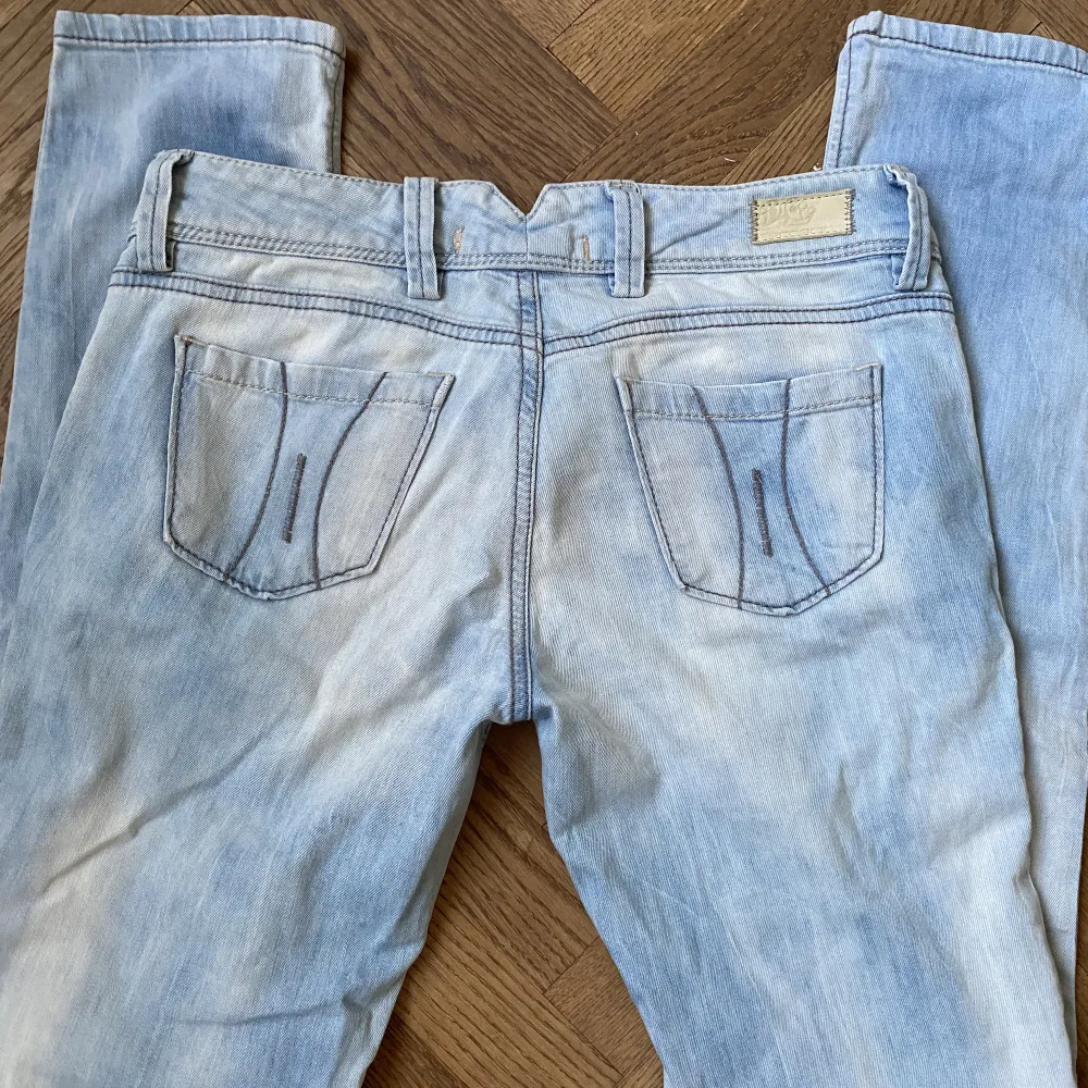 Ljusblåa low waisted jeans. Jeans & Byxor.