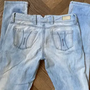 Ljusblåa low waisted jeans