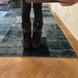 MoonBoots - Säljer mina älskade moonboots. Dom är i perfekt skick o endast använda någon enskata gång. Dom passar i storlekarna 37-39🦔🫶🏻