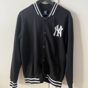 NY Yankees collage tröja   - Ny yankees collage tröja.  Sparsamt använd. Knappar.  Samlarobjekt 