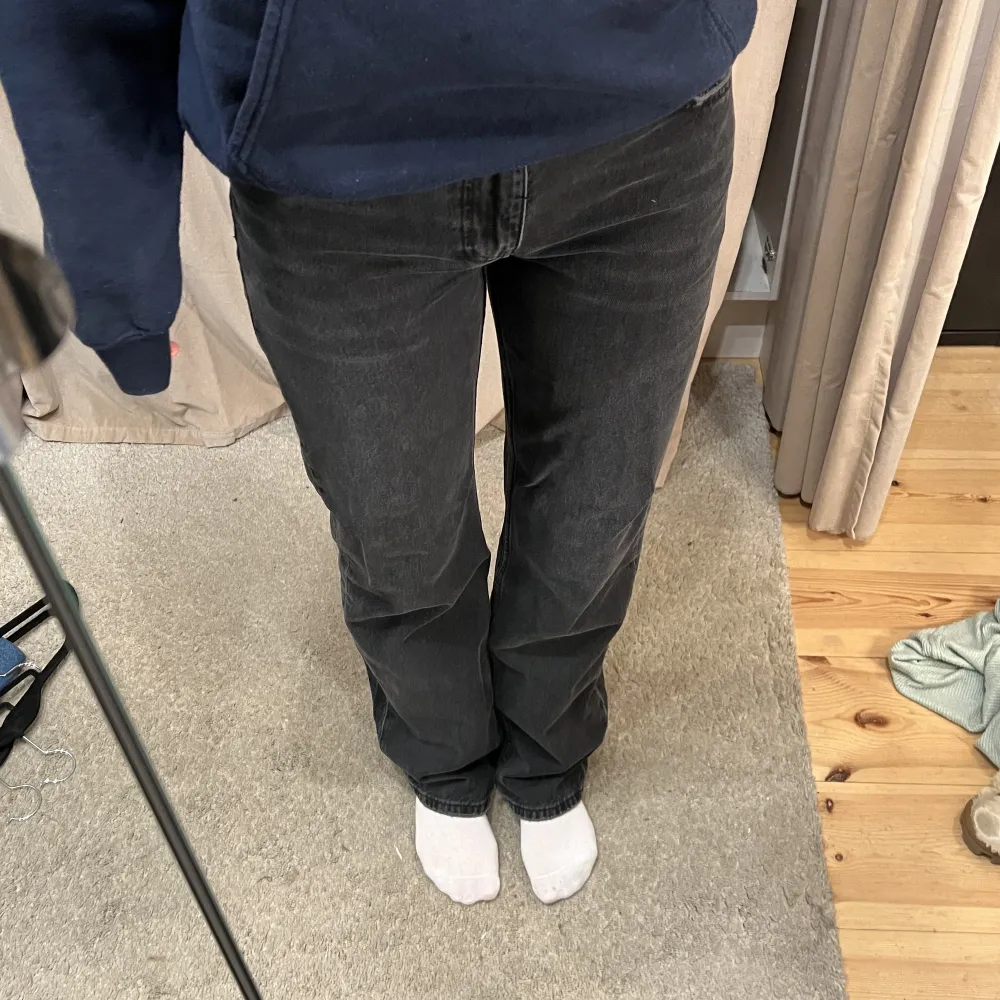 Ginatricot jeans, lowwaist straight. Stl 36 men endast testade eftersom jag ångrade storleken. Nypris 500kr. Jeans & Byxor.