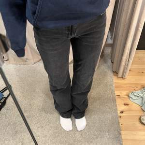 Ginatricot jeans, lowwaist straight. Stl 36 men endast testade eftersom jag ångrade storleken. Nypris 500kr