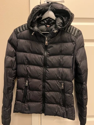 Dunjacka kort modell strl XS - Dunjacka i kort modell strl XS. Hel och fin. Endast använd vid fåtal tillfällen.