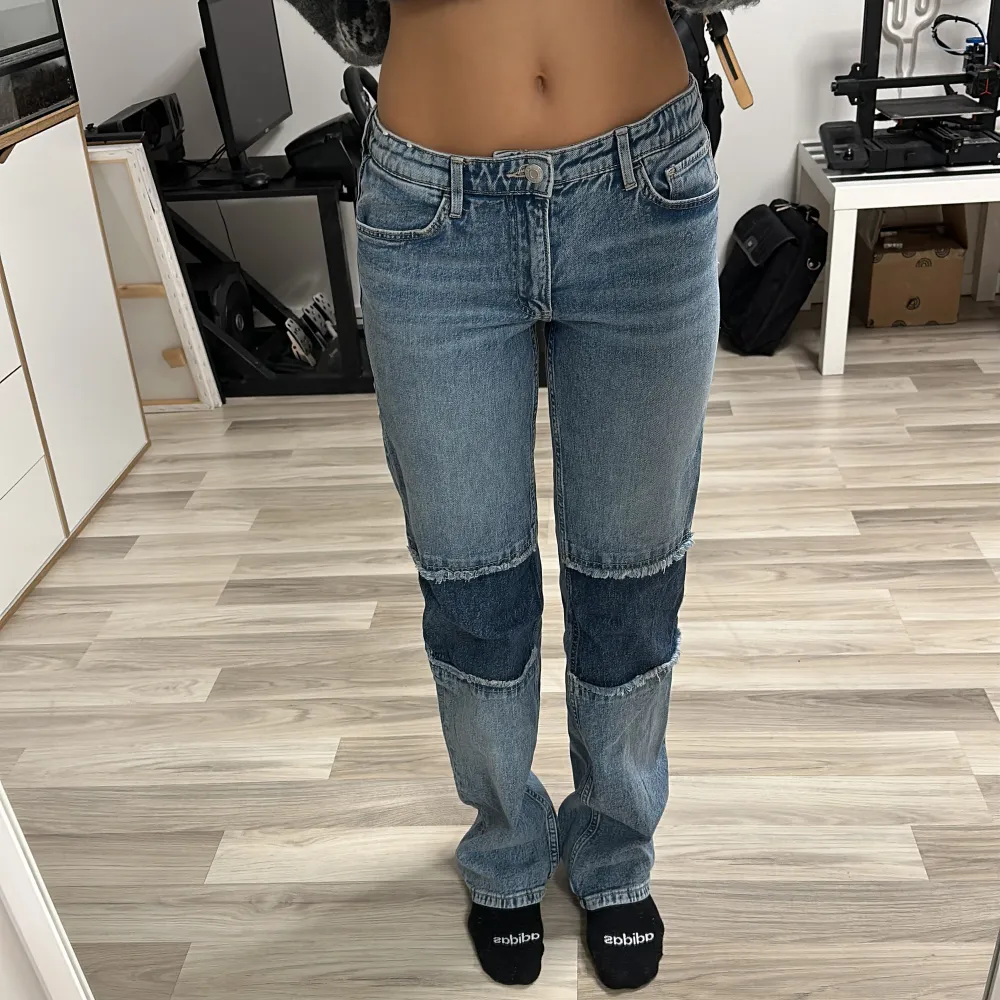 Säljer dessa coola jeans från hm i storlek 170, vilket motsvarar en xs. De är för små för mig och kommer därav inte till användning. De är även slutsålda. Använda max tre gånger, alltså i nyskick. Skicka för fler bilder. De är mid/low rise . Jeans & Byxor.