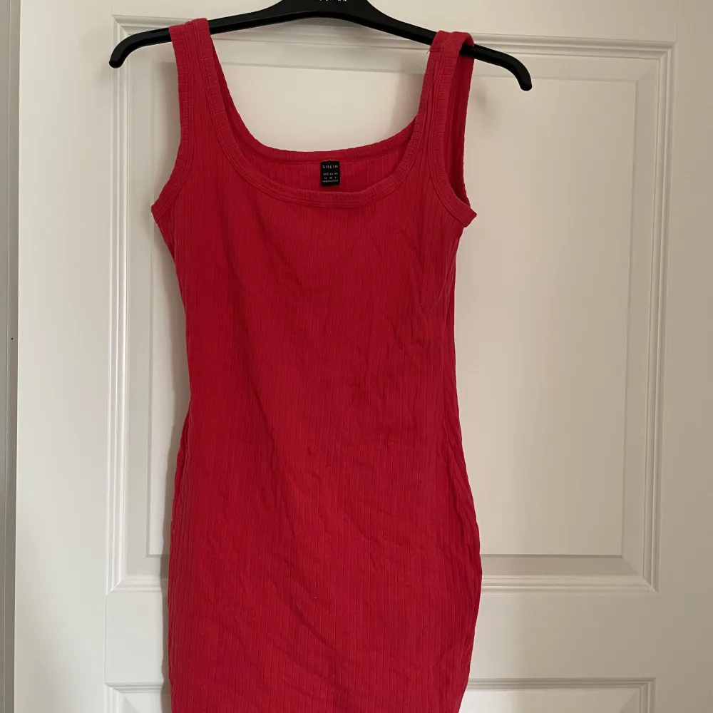 En kort röd klänning från Shein i strl M. Endast använd fåtal gånger😊. Klänningar.