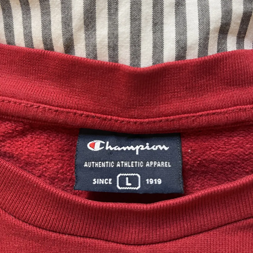 Röd champion sweatshirt i storlek L, fint skick❤️ säljer via köp nu. Hoodies.