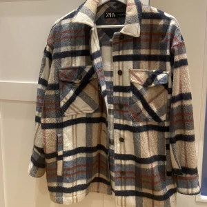 Overshirt från Zara - Viral overshirt i gott skick, storlek XS men passar även S. Går att ha som jacka eller skjorta, perfekt till hösten Kan skicka mer bilder om de behövs!
