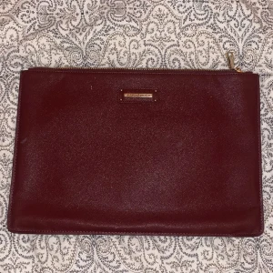 datorfodral  - datorfodral från ideal of sweden, säljer billigt eftersom det finns skavanker. nypris ca 700. ☺️