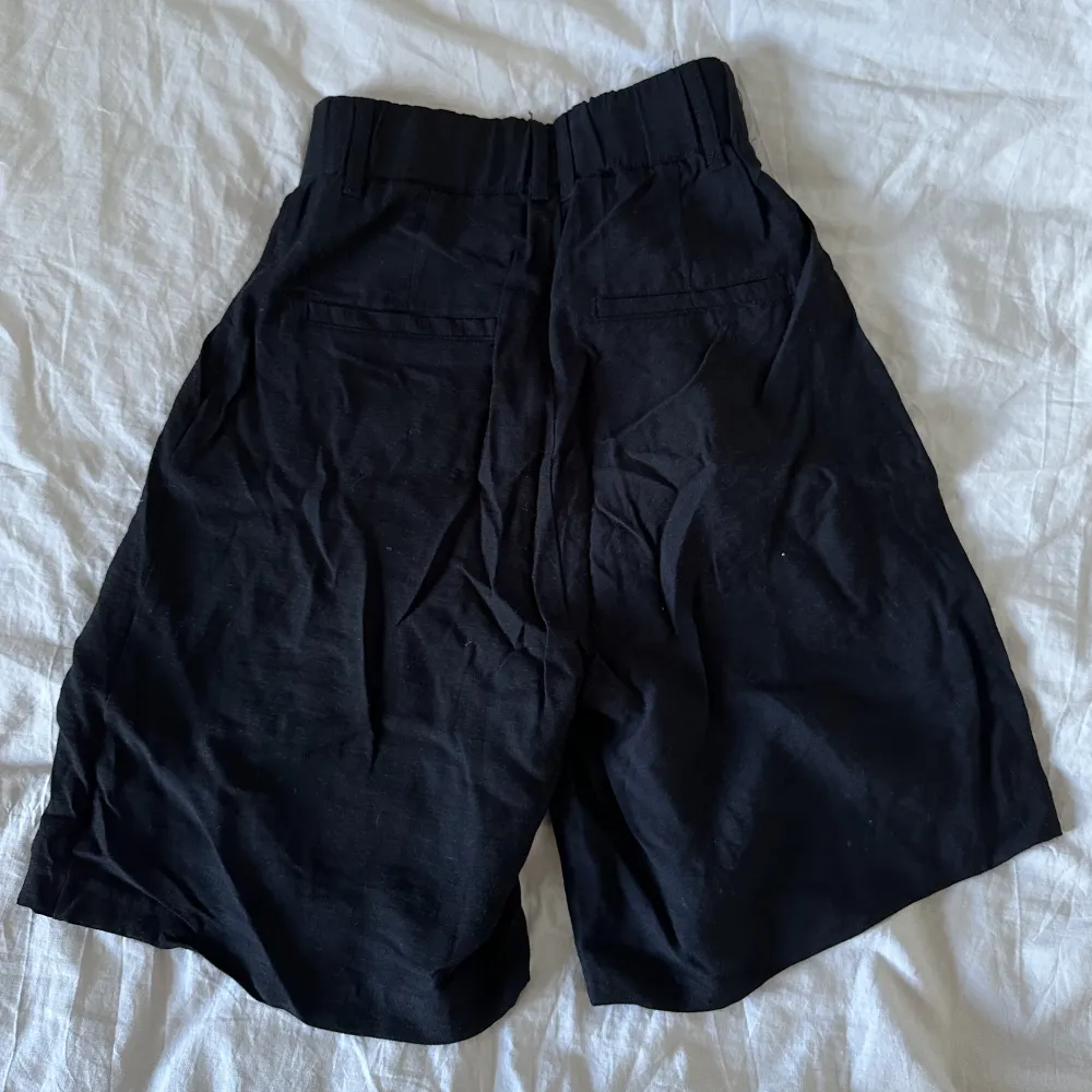 Svarta shorts från h&m. Helt nya, prislapp kvar, nypris 249 men säljer för 50. Shorts.