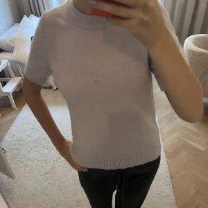 Cos tröja - Så fin ljuslila stickad t-shirt i 100% cashmere från cos. Ej nopprig