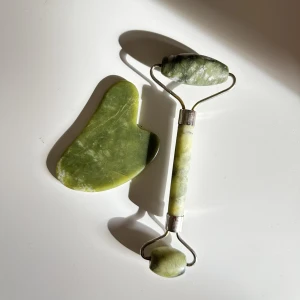 Gua shaa + jade roller - Säljer en gua shaa och en hade roller. De är i fint skick även om de är använda. Kan ha några skrapor. Super fina. Priset gäller 1 gua shaa, 1 jaderoller och inkl frakt 