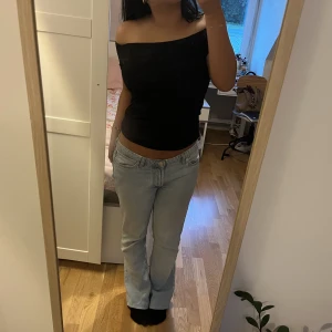 Svart off-shoulder topp - Svart off shoulder topp, inga defekter!!💗