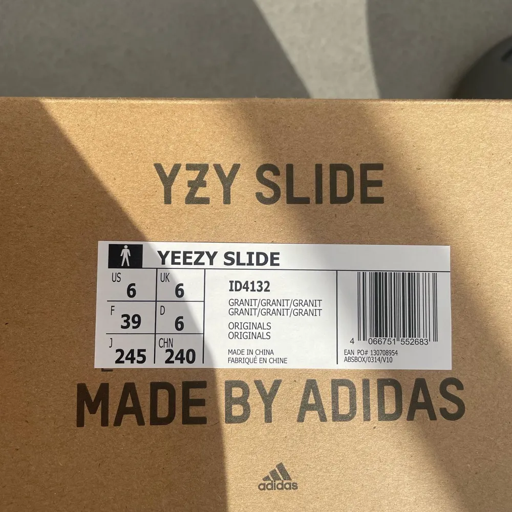 Adidas Yeezy Slide Granite. Skor.
