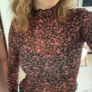 Blommig mesh-topp - Mesh-topp från H&M i nyskick!
