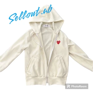 Comme des garçons  - Comme des garçons play zip hoodie i färgen beige! Storlek S, säljer den pga att den inte passade mig. Perfekt inför hösten👌 Skick 10/10, har äktenskapsbevis (kvitto)! Hör av dig vid minsta fråga💯