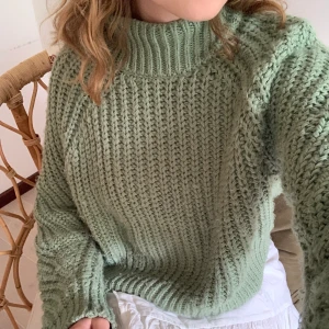 Stickad Grön Tröja - Stickad tröja från H&M, tecken på användning finns (nopprig)