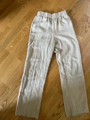 Linnebyxor  - Beige linnebyxor. Raka. Från monki. 