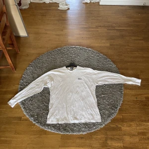 Stussy longsleeve - Lite skrynklig då den ej använts mer än 3 gånger o bortglömd i låda! Condition: 7/10