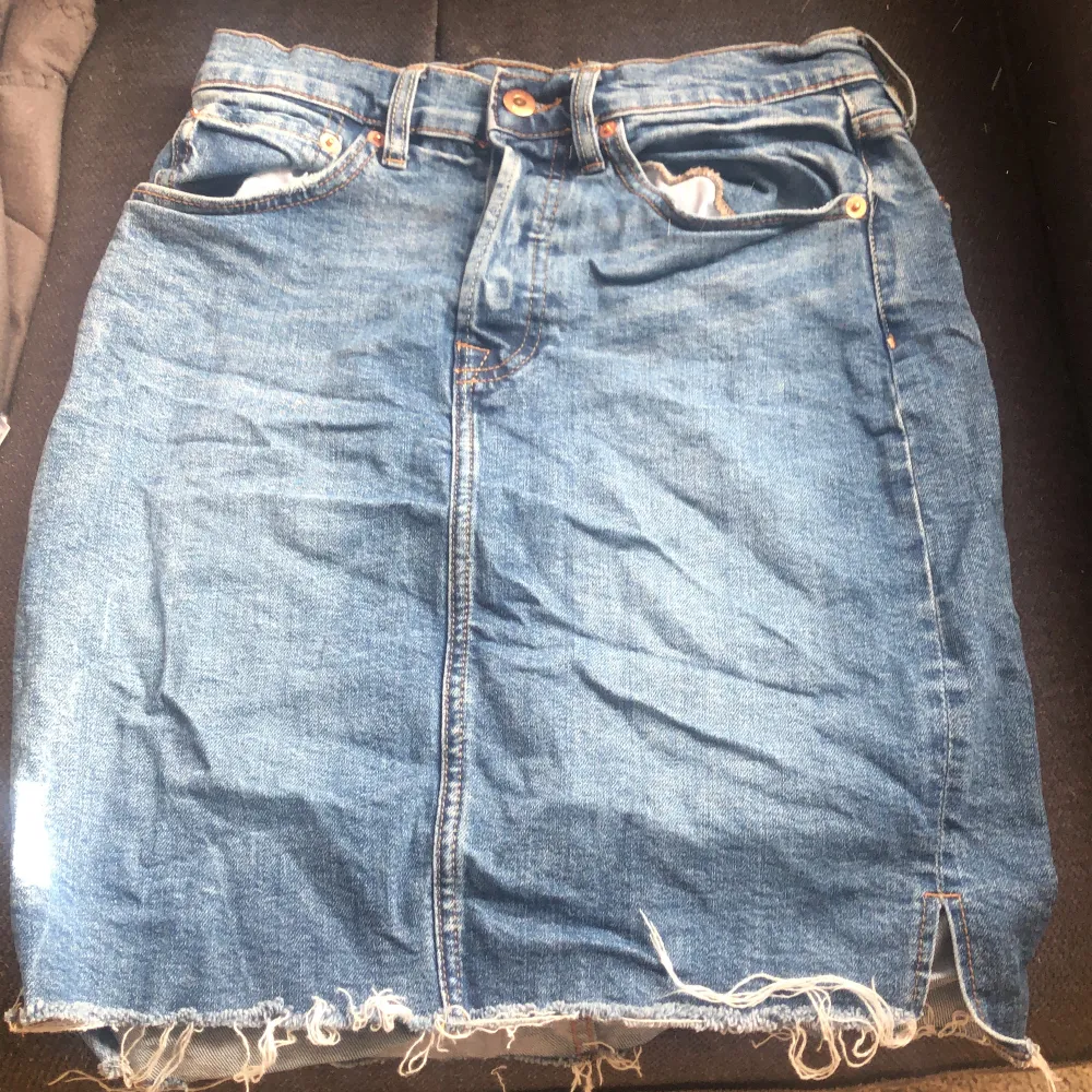 En jätte fin jeans kjol från lager 157, inte använd många gånger, blå med två bak fickor och två mindre fram❤️. Kjolar.