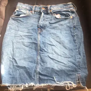 En jätte fin jeans kjol från lager 157, inte använd många gånger, blå med två bak fickor och två mindre fram❤️