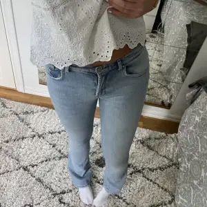 Säljer mina ljusa jeans från Never denim 💙 Jag är 176 cm och de passar precis på längden, men sitter nog bättre på någon som är lite kortare än mig ;) de är i storlek M 🙏🏼 Jeansen är slutsålda och finns inte längre på hemsidan. Köparen står för frakt!