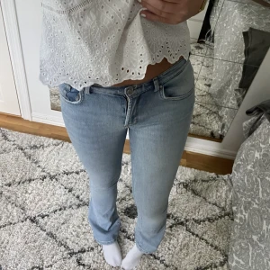 Ljusa flare lågmidjade jeans  - Säljer mina ljusa jeans från Never denim 💙 Jag är 176 cm och de passar precis på längden, men sitter nog bättre på någon som är lite kortare än mig ;) de är i storlek M 🙏🏼 Jeansen är slutsålda och finns inte längre på hemsidan. Köparen står för frakt!