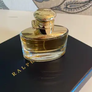 30ml oanvänd parfym från Ralph Lauren. Ordinarie pris: 620kr