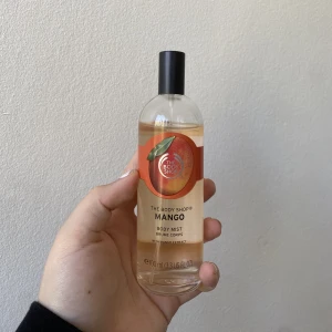 Parfym/bodymist  - Säljer då jag inte använder denna längre. Knappt använd då jag har en likadan. Nypris 125, mitt pris 50kr 💞ANVÄND KÖP NU