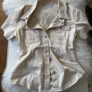 Skjorta - Kortärmad skjorta i sandfärg.💘