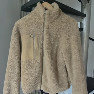 Fleecejacka - Jättesöt fleecejacka 🤍bra skick! Perfekt för vår och höst 