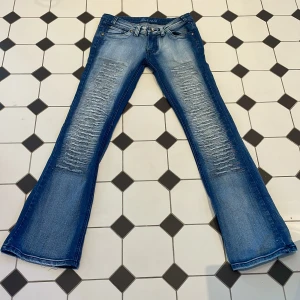 Lågmidjade jeans - Midjemått tvärs över 39cm innerbenslängd 79cm 