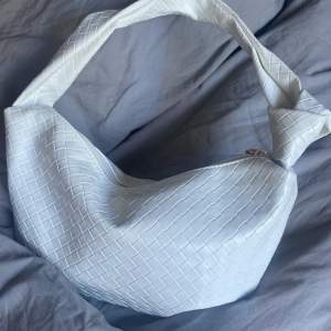 Oanvänd vit väska från boohoo som liknar bottega veneta väskorna. 