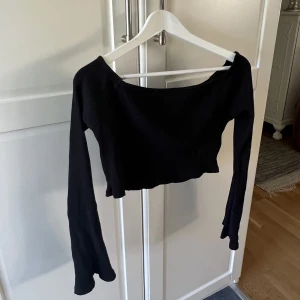 Crop top - En magtröja med utsvängda ärmar. Silikonremsa på axlarna för att tröjan inte ska glida ner. Använd 1 gång