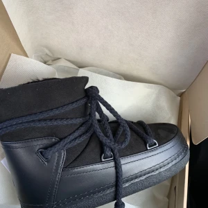 Inuikiis  - Säljer nu mina sjukt coola och snygga svarta inuikiis, box tillkommer!! Köpt hösten 2021