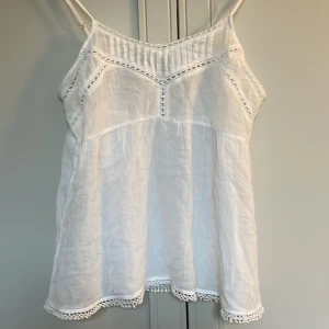 Gulligt linne - Fint tunt linne med gulligt mönster och lite små pluppar längst ner! Det är linnetyg så man ser lite igenom linnet. Väl använd men i bra skick och fortfarande vit😉 lappen är bortklippt så vet ej vart den är köpt! Eller storleken till 100%
