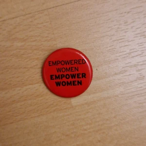 Empowered women - Röd pin med texten "Empowered women empower women", från The Body Shop. Ca 3 cm i diameter.  Kan skickas som brev, då blir frakten 15 kr, skriv så fixar vi det! 🥰