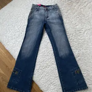 Midwaist bootcut jeans med unika kristaller och detaljer på benen och bakfickorna 🩷 Helt oanvända och köpta här på plick! Midja tvärs över: 32cm Innerbenslängd: 78cm